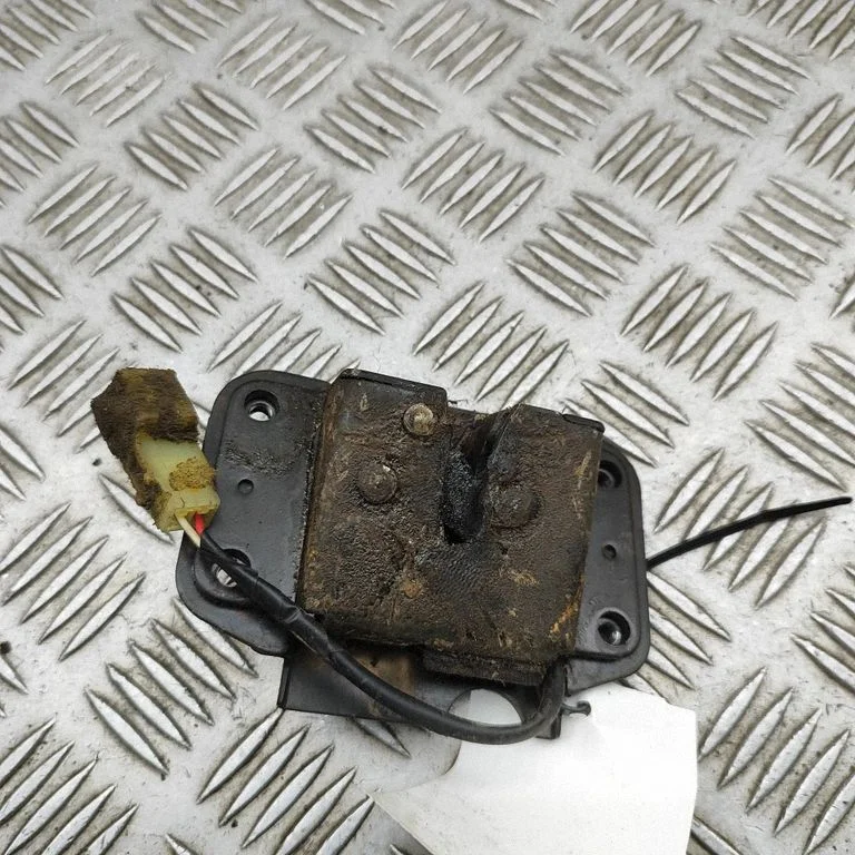 Aizmugurējā vāka slēdzene 6939060040