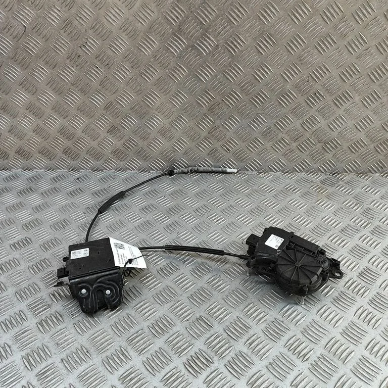 Aizmugurējā vāka slēdzene C70533105