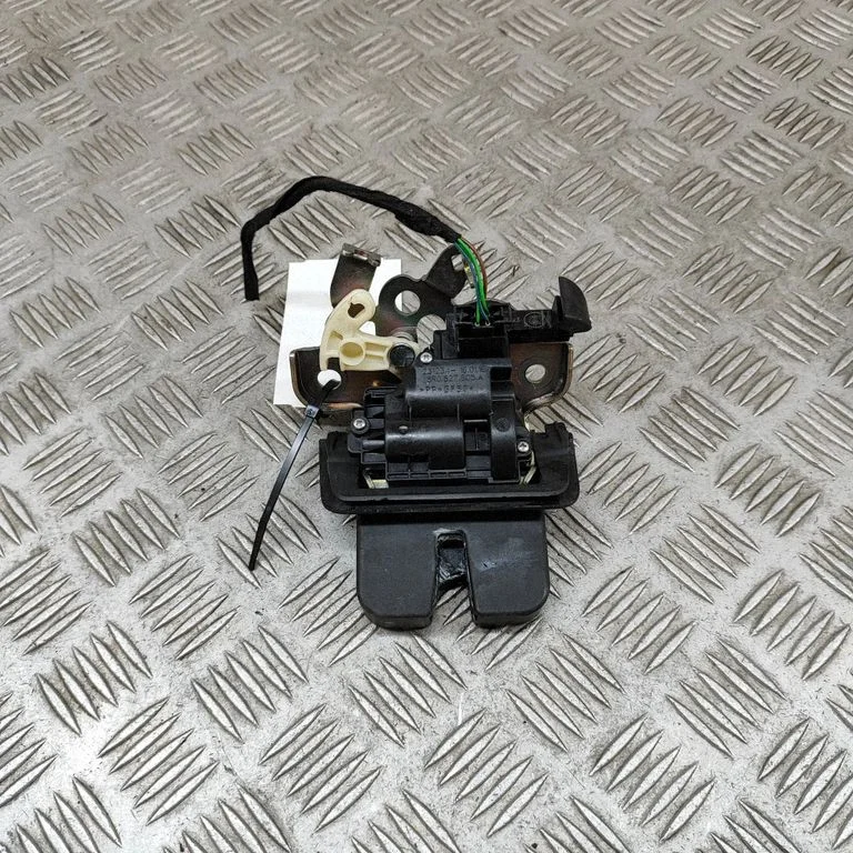 Aizmugurējā vāka slēdzene 8R0827505