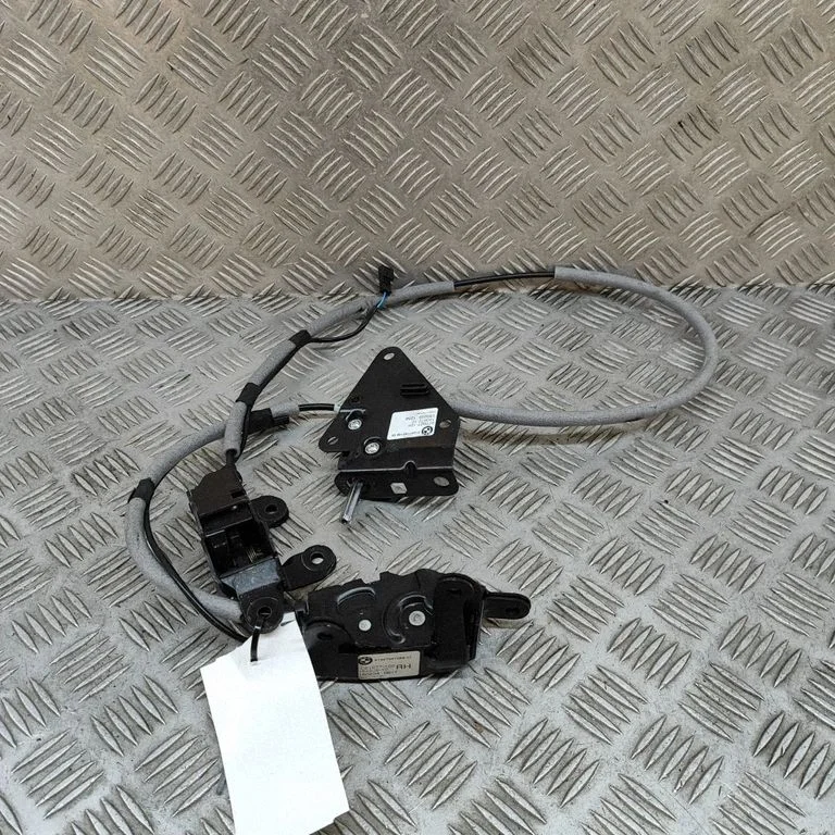 Aizmugurējā vāka slēdzene 7351058