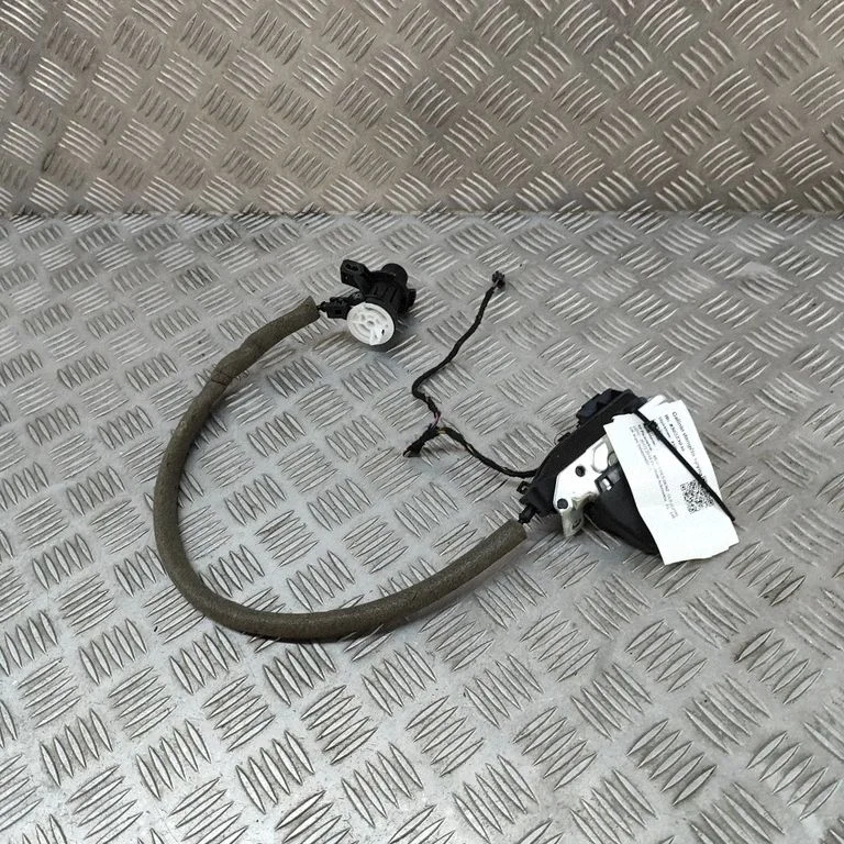 Aizmugurējā vāka slēdzene A2047500185