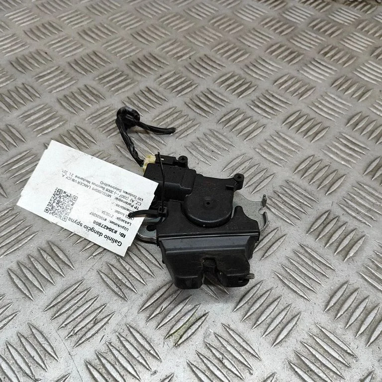Aizmugurējā vāka slēdzene 5927A012