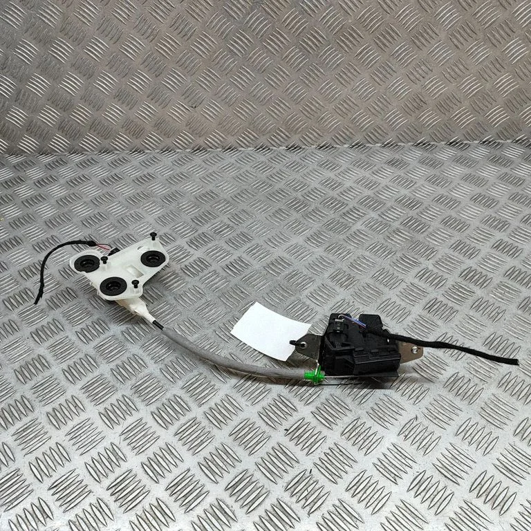 Aizmugurējā vāka slēdzene A0999068600