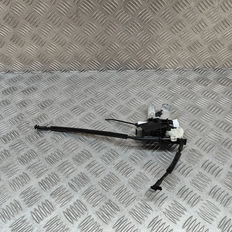 Aizmugurējā vāka slēdzene 4F5827505D
