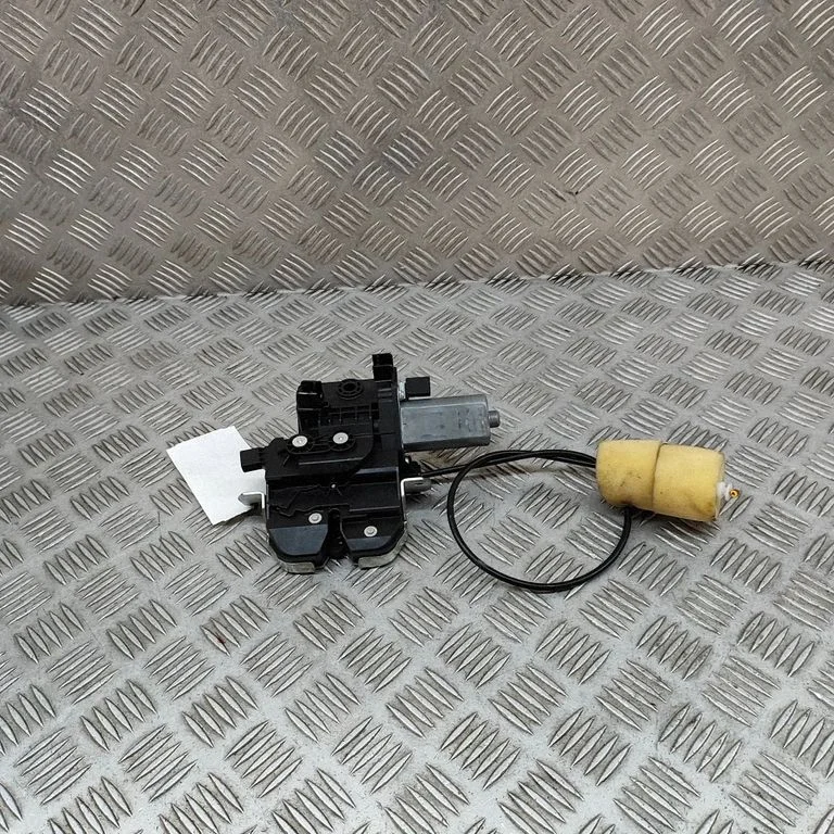Aizmugurējā vāka slēdzene A2217500085