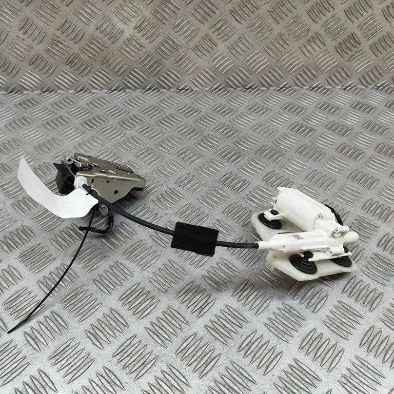 Aizmugurējā vāka slēdzene A0999068600