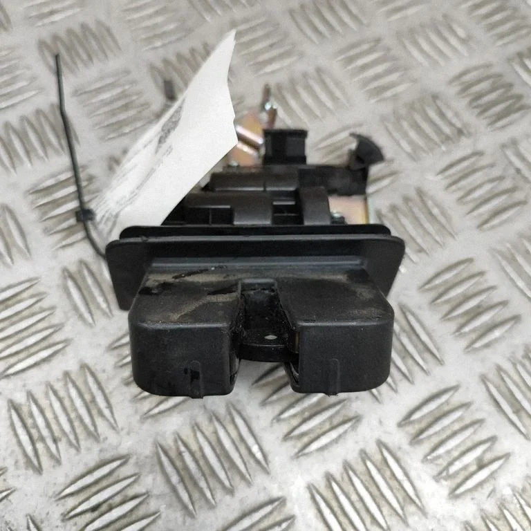 Aizmugurējā vāka slēdzene 8R0827505