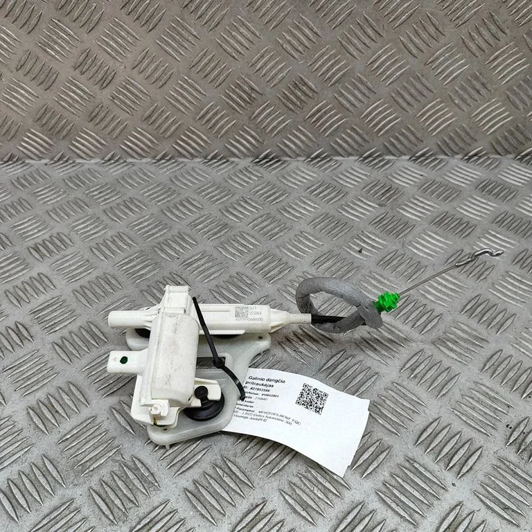 Aizmugurējā vāka slēdzene A0999068600