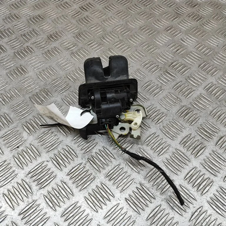 Aizmugurējā vāka slēdzene 8K9827505A