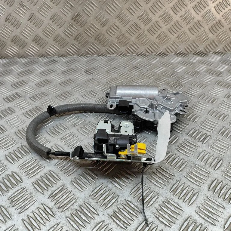 Aizmugurējā vāka slēdzene 4M0827506D