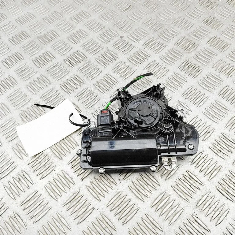 Aizmugurējā vāka piesaistes motors 3G0827887C