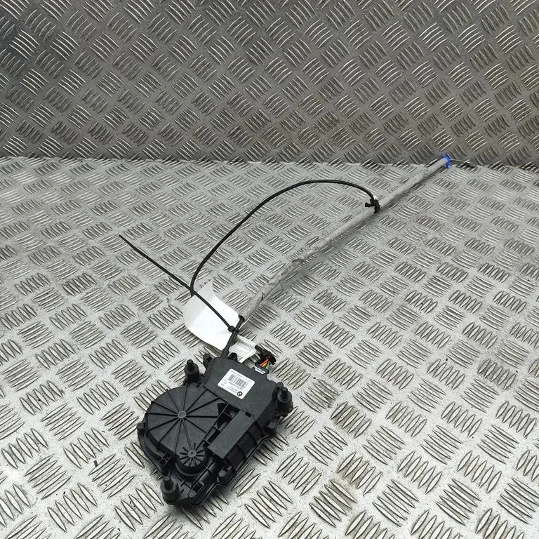 Aizmugurējā vāka piesaistes motors 7431076
