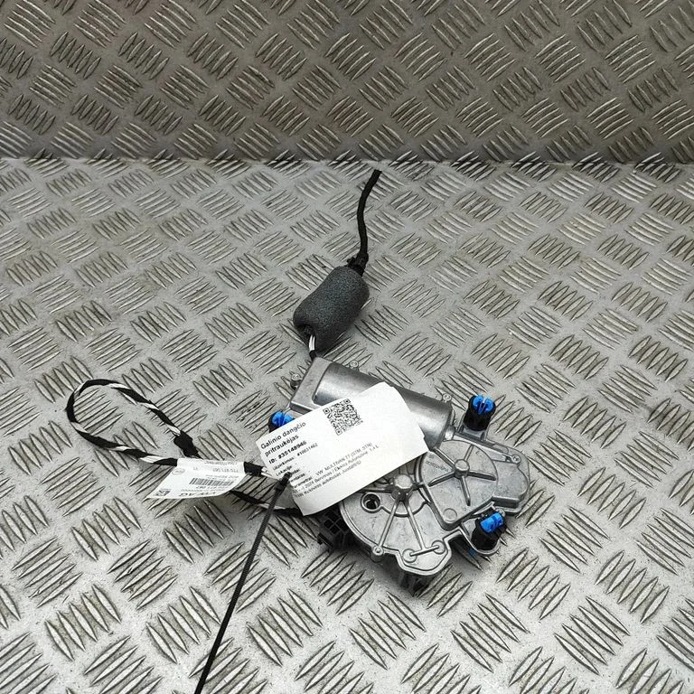 Aizmugurējā vāka piesaistes motors 4M0827887D