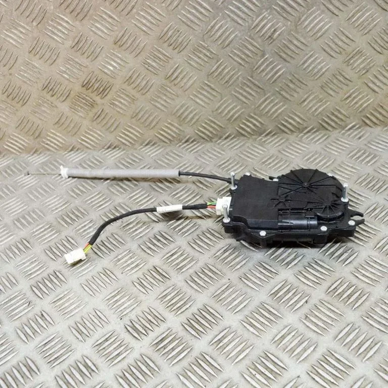 Aizmugurējā vāka piesaistes motors C27838104