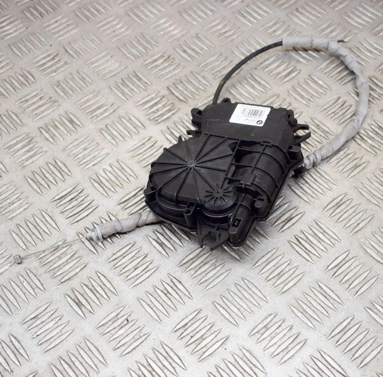 Aizmugurējā vāka piesaistes motors C13788102