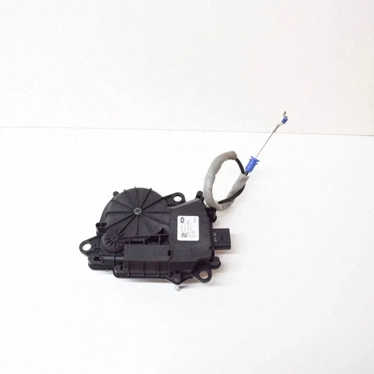 Aizmugurējā vāka piesaistes motors DK62404C10AD