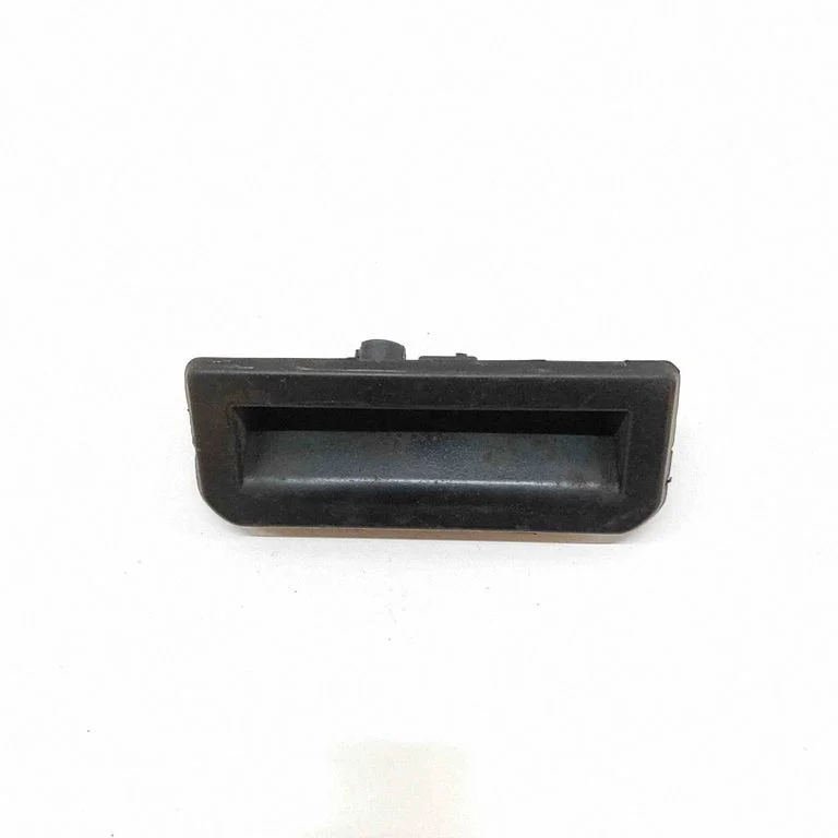 Aizmugurējā vāka atvēršanas rokturītis (ārējais) 6V0827566