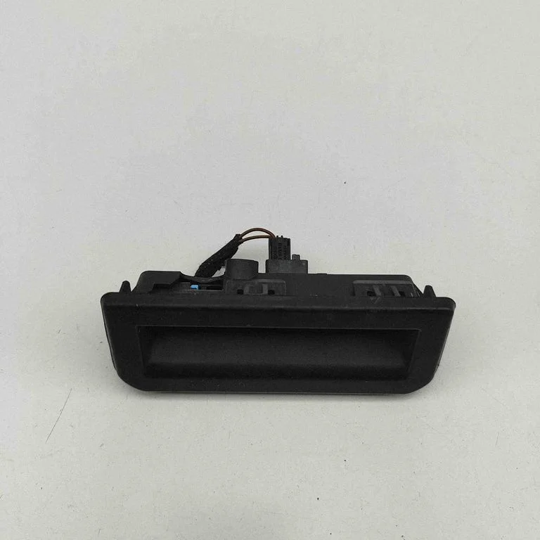 Aizmugurējā vāka atvēršanas rokturītis (ārējais) 6V0827566