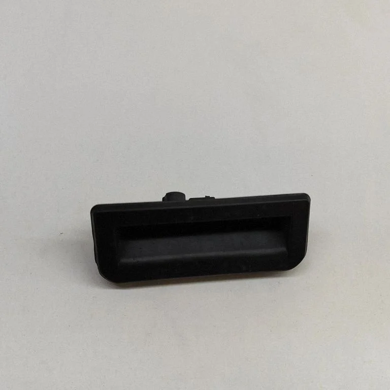 Aizmugurējā vāka atvēršanas rokturītis (ārējais) 6V0827566