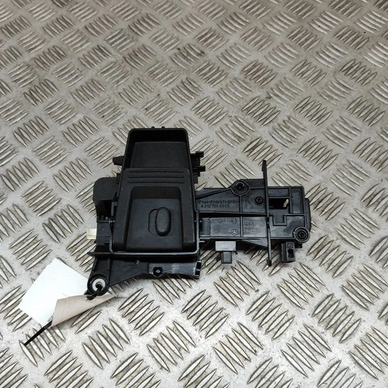 Aizmugurējā vāka atvēršanas rokturītis (ārējais) A2127500393