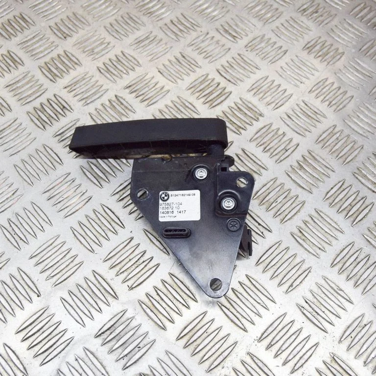 Aizmugurējā vāka atvēršanas rokturītis (ārējais) 975827104