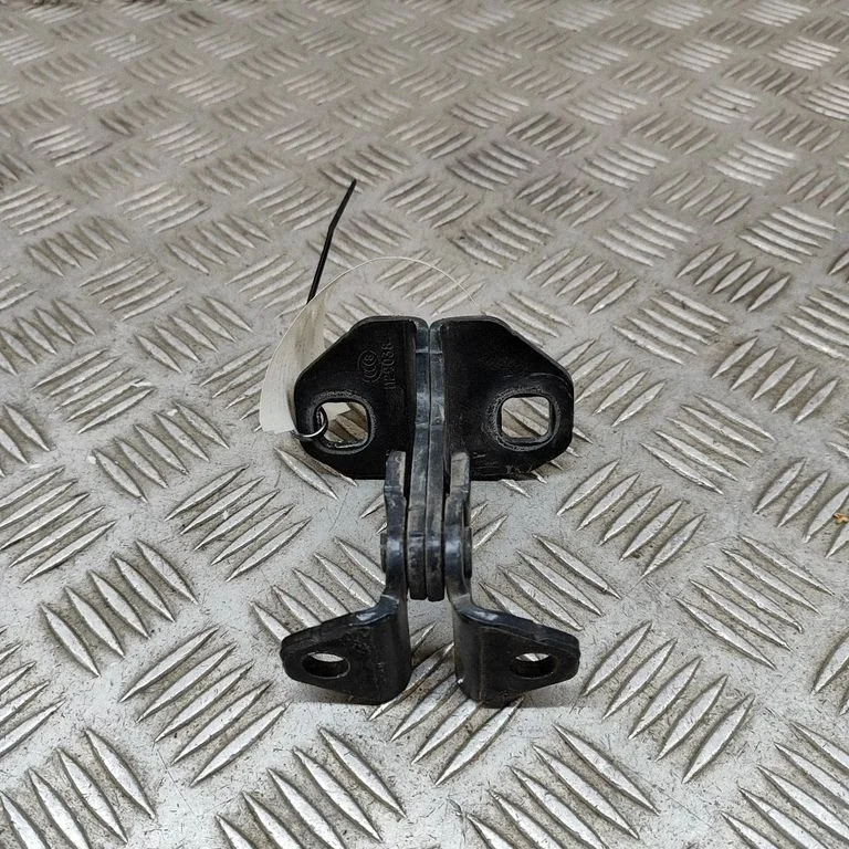 Front door upper hinge 104553800H