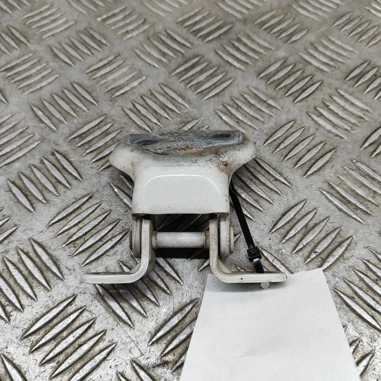 Front door upper hinge SU00301560