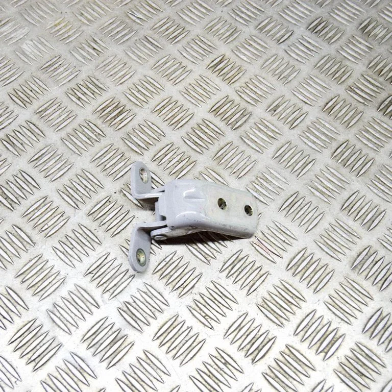 Priekšējā augšējā eņģe – labā