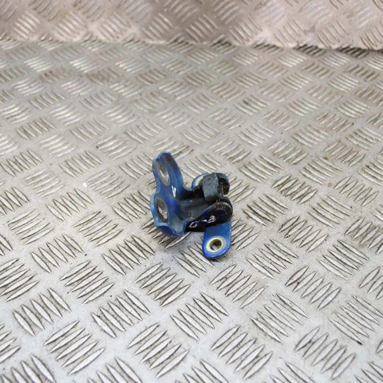 Priekšējā augšējā eņģe – labā