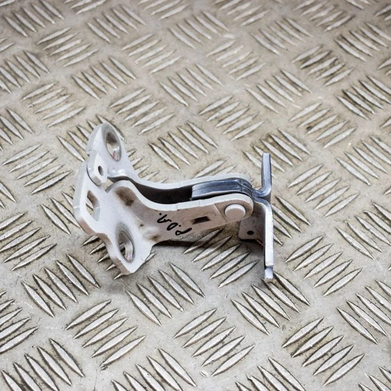 Priekšējā augšējā eņģe – labā
