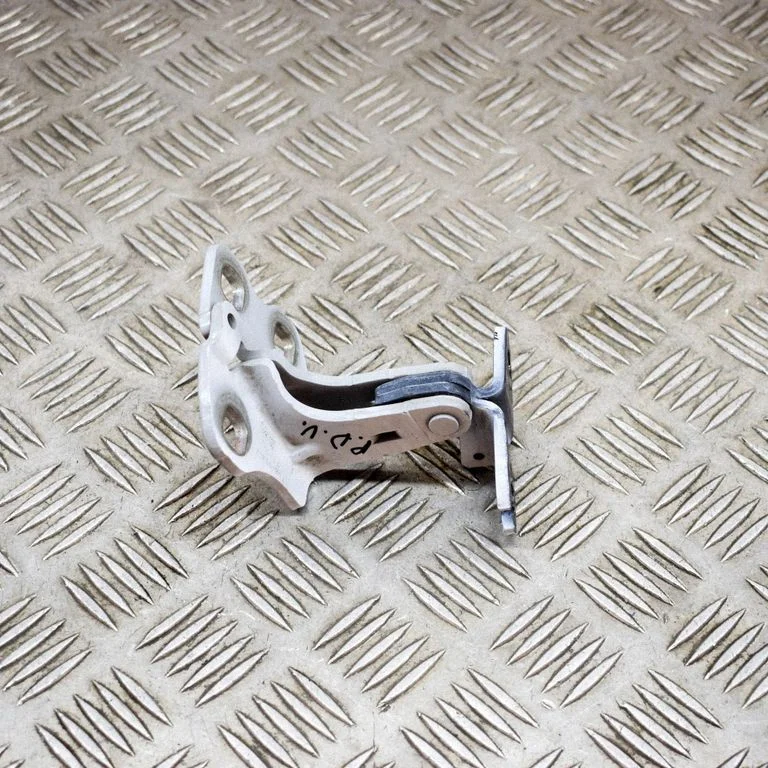 Priekšējā augšējā eņģe – labā