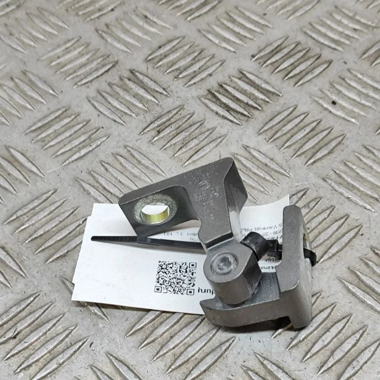 Priekšējā augšējā eņģe 8K0831402A
