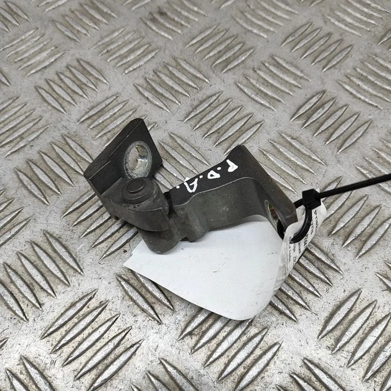 Priekšējā augšējā eņģe 8K0831402A