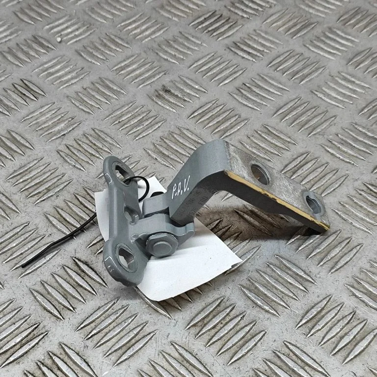 Priekšējā augšējā eņģe 31424586