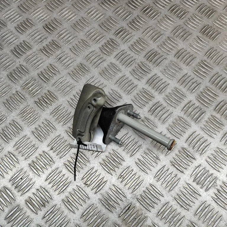Priekšējā augšējā eņģe 97053163001