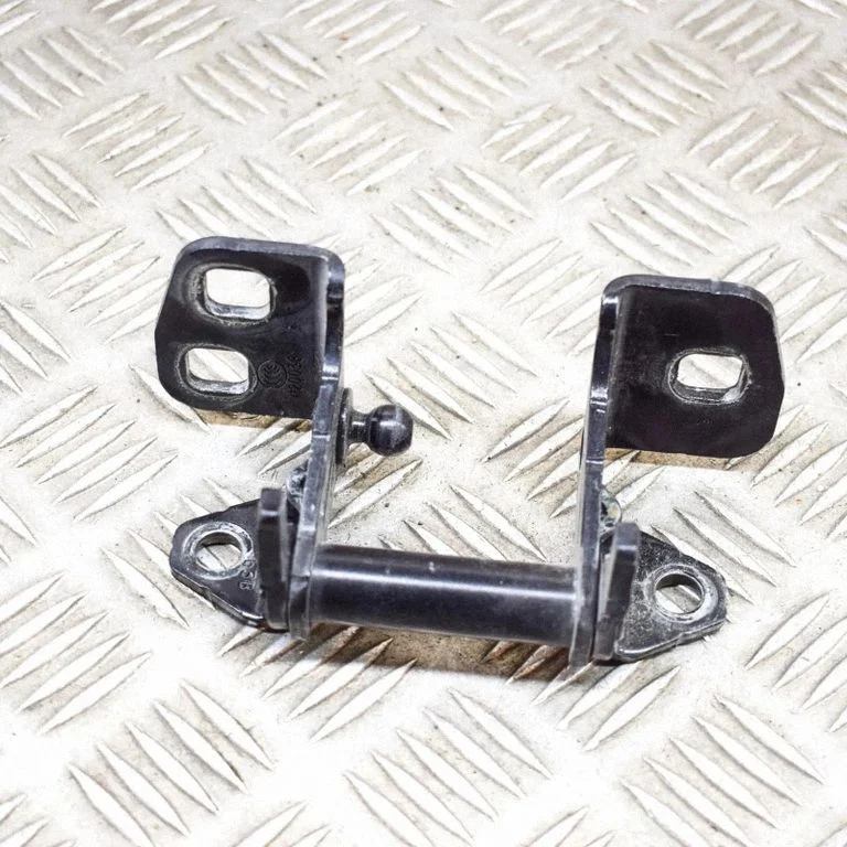 Priekšējā augšējā eņģe 104553700H