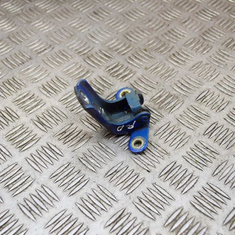 Priekšējā augšējā eņģe – labā