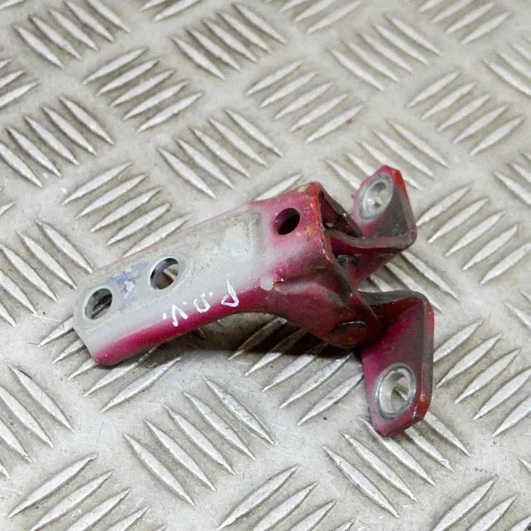 Priekšējā augšējā eņģe 5702A006