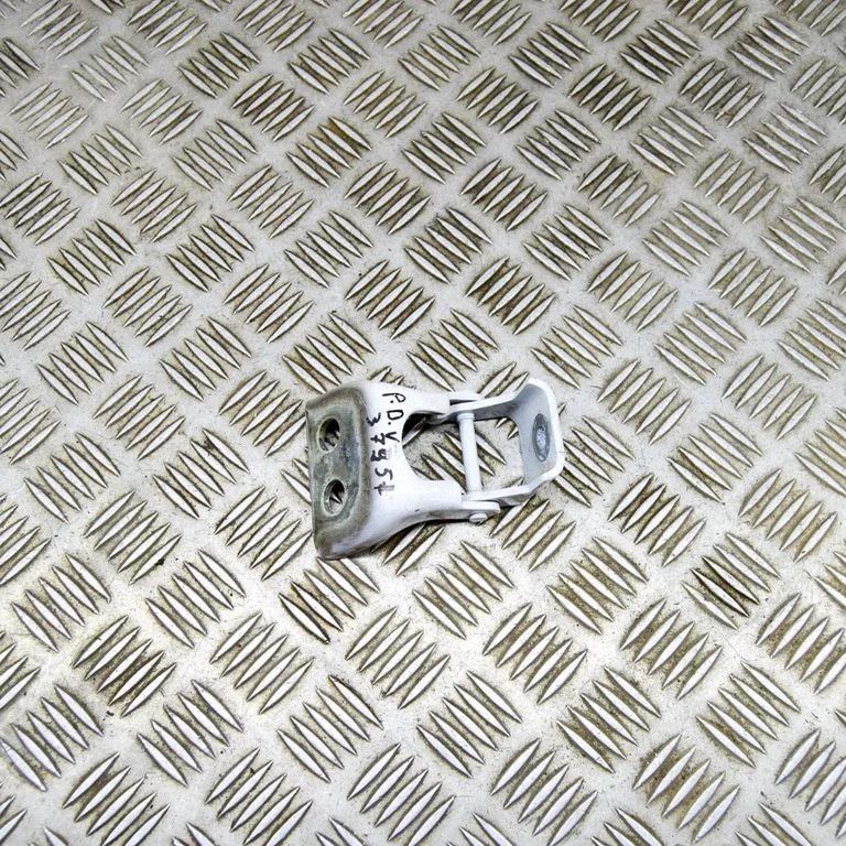 Priekšējā augšējā eņģe – labā