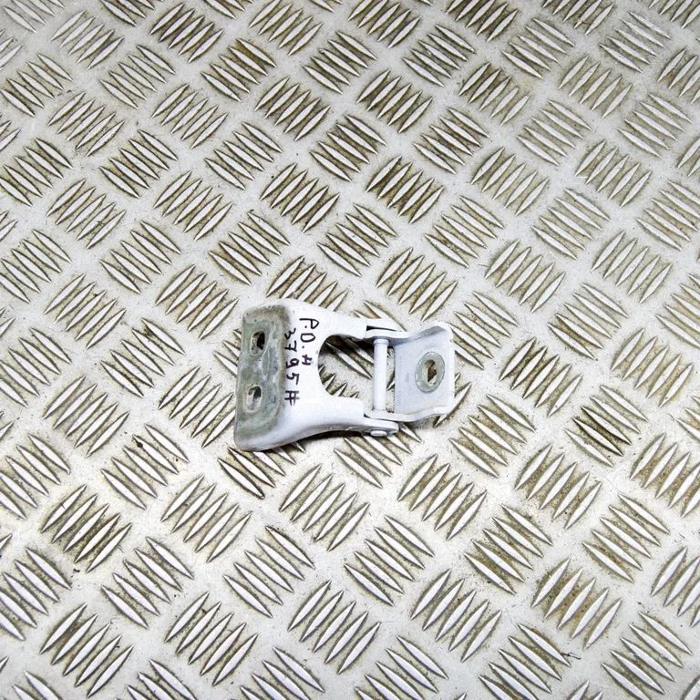 Priekšējā augšējā eņģe – labā
