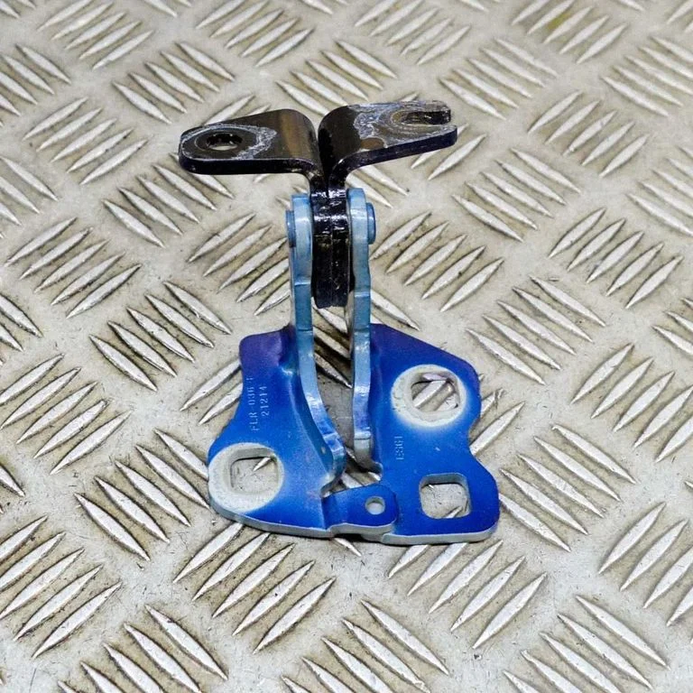 Priekšējā augšējā eņģe – labā