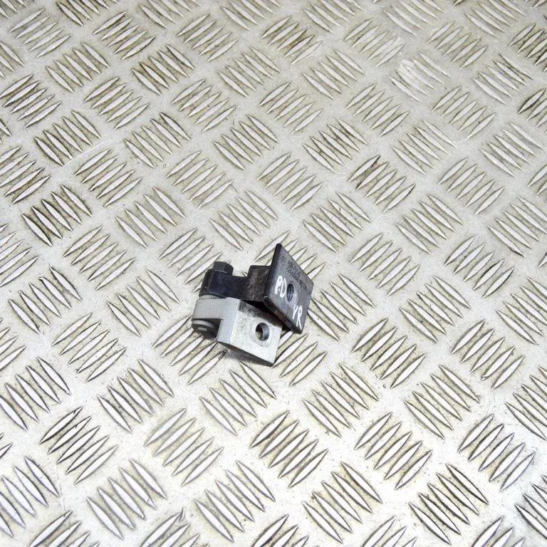 Priekšējā augšējā eņģe 7246066