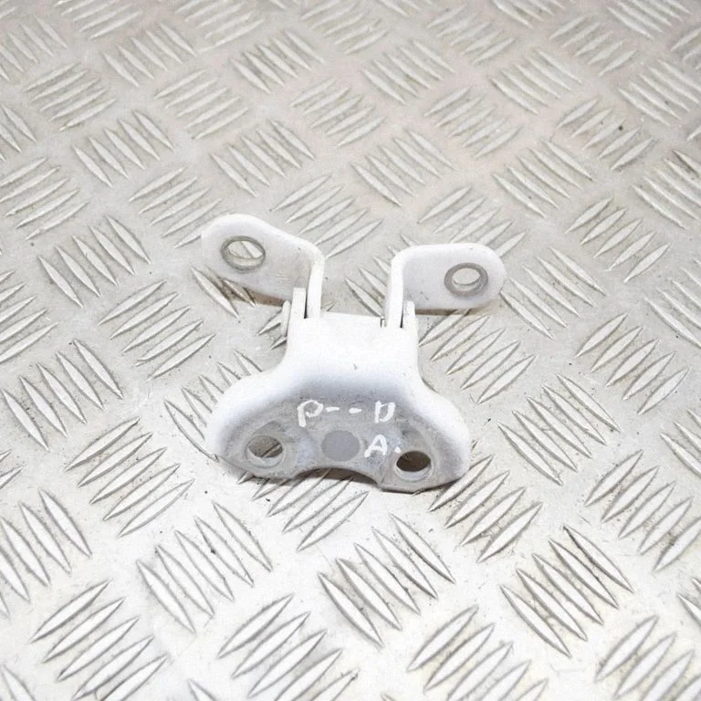 Priekšējā augšējā eņģe – labā