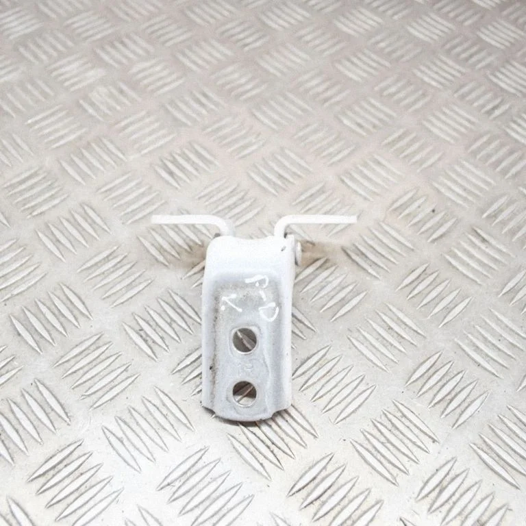 Priekšējā augšējā eņģe – labā