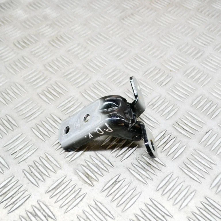 Priekšējā augšējā eņģe A046057
