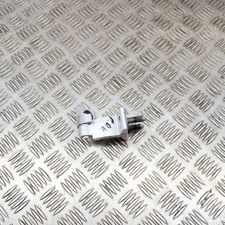 Priekšējā augšējā eņģe – labā