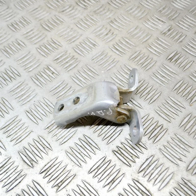Priekšējā augšējā eņģe – labā