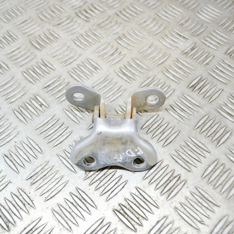 Priekšējā augšējā eņģe – labā