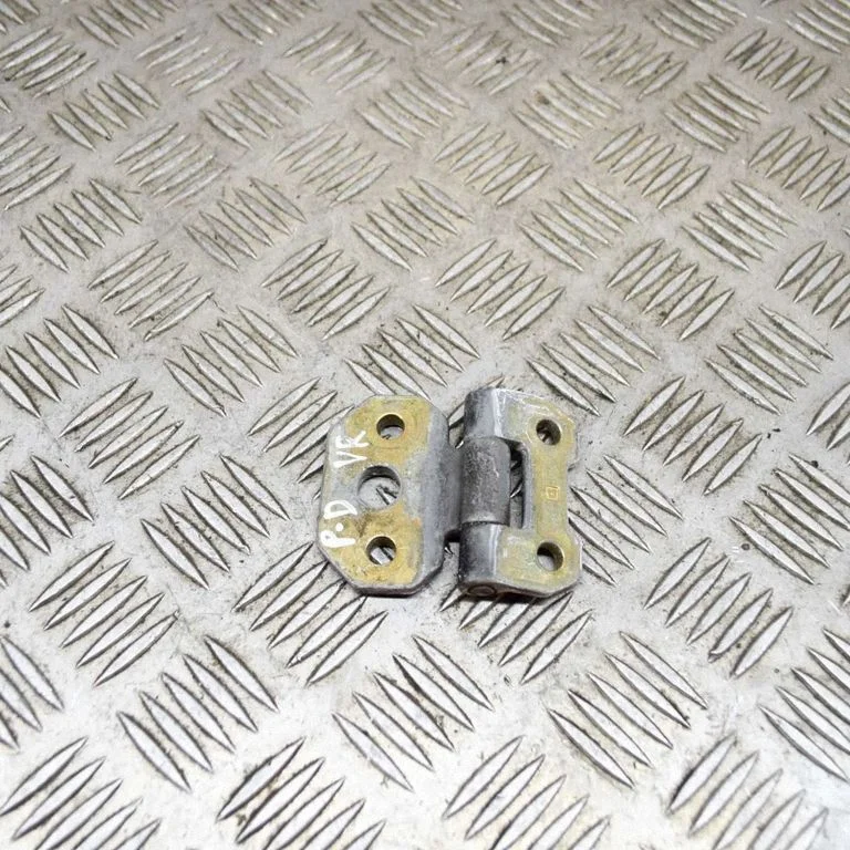 Priekšējā augšējā eņģe – labā