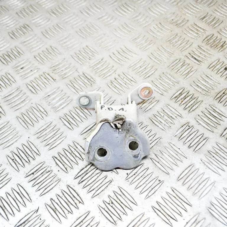 Priekšējā augšējā eņģe – labā